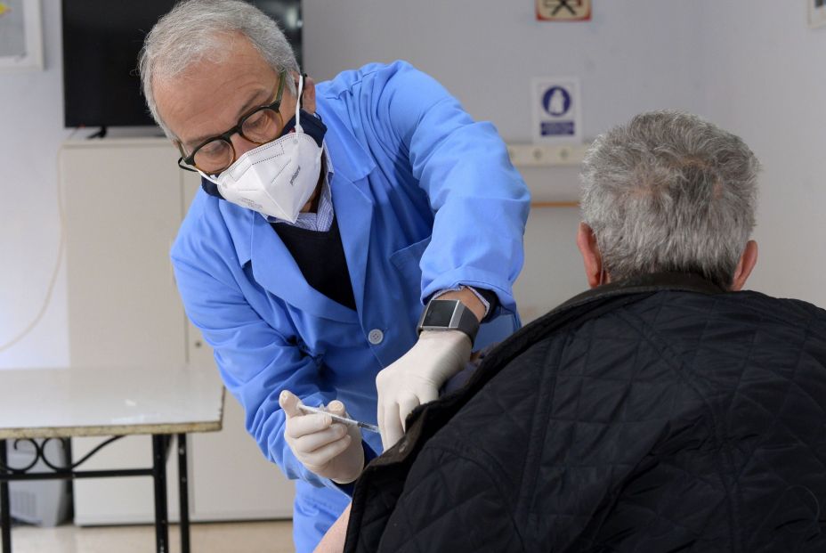 Manos expertas para vacunar más: sanitarios jubilados se apuntan a la lucha contra el Covid