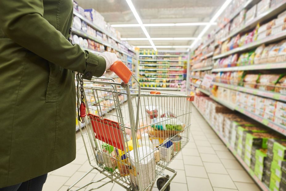 mujer comprando en un supermercado