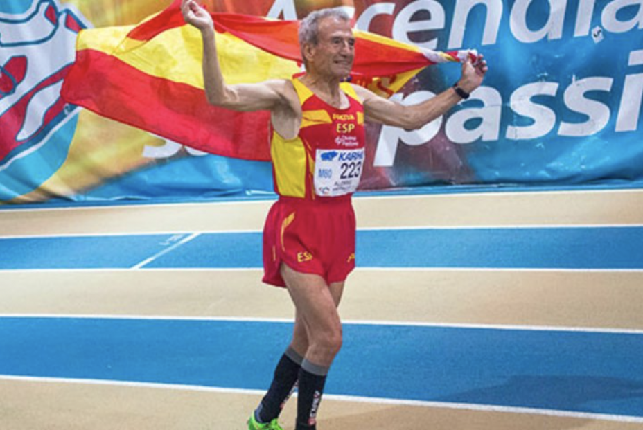 Manuel Alonso, atleta de 85 años, acaba de batir el récord mundial de los 800 metros lisos Foto: RFEA