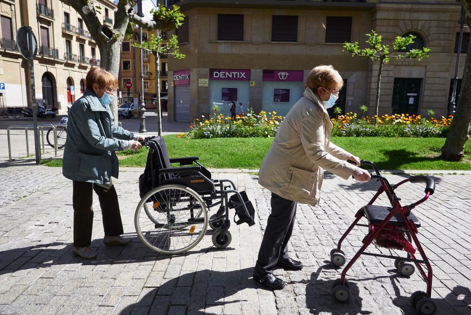 EuropaPress 2999133 dos mujeres mayores mascarillas pasean calles pamplona segundo dia