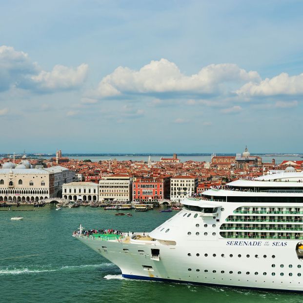 El Gobierno de Italia prohíbe a los grandes barcos cruzar el centro histórico de Venecia (bigstock)