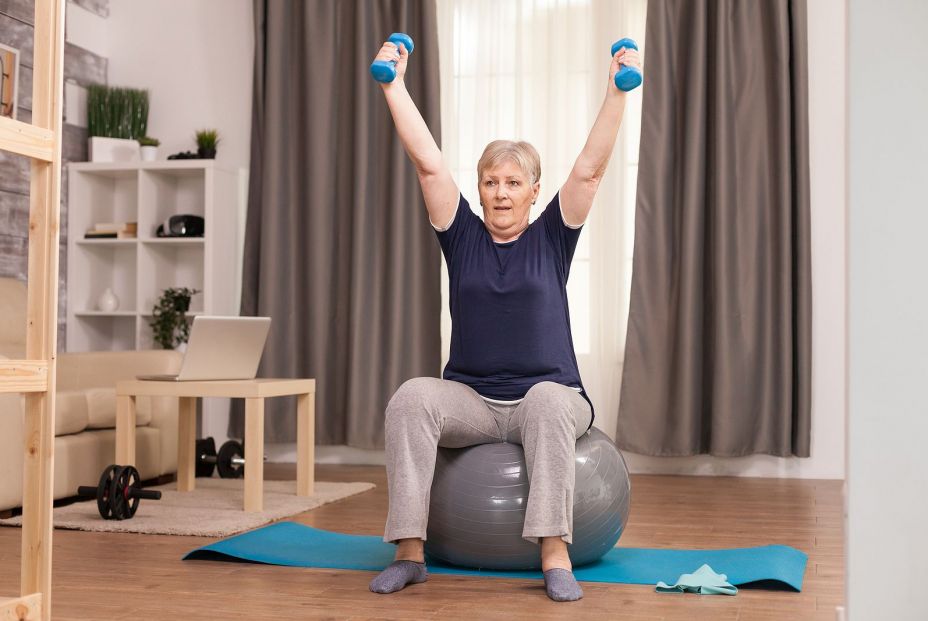 Mujer realizando actividad física de forma moderada para prevenir el deterioro cerebral. Foto: bigstock 