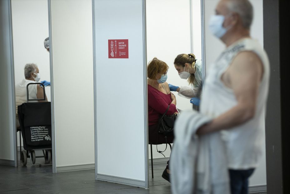 EuropaPress 3651147 sanitaria vacuna mujer primer dia vacunacion masiva comunidad valenciana 19