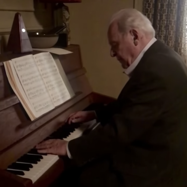 Anthony Hopkins tocando el piano en la grabación de 'El padre' (instagram)