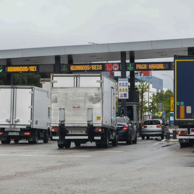 EuropaPress 2825398 varios camiones esperan pasar peaje acceso mercamadrid mismo dia gobierno