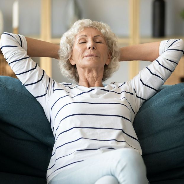 Cuántas horas duermen los mayores de 65 años?