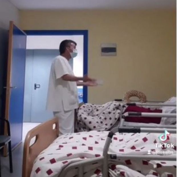 Un auxiliar de enfermería arrasa en TikTok cantando a los mayores de una residencia de Fisterra