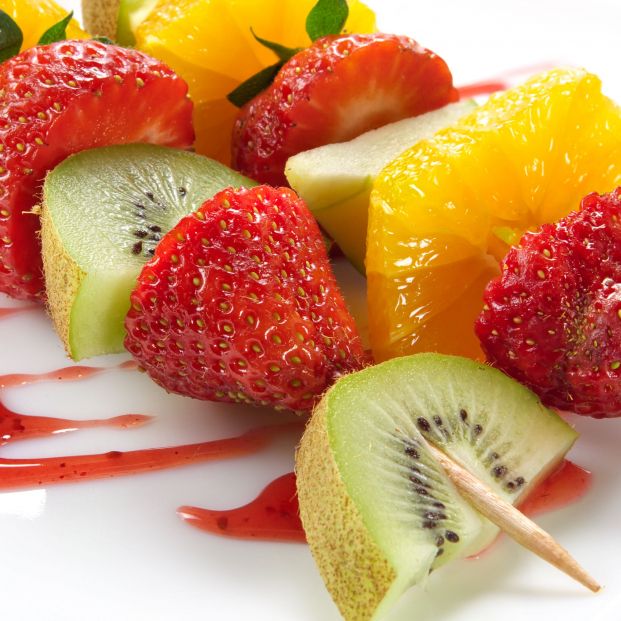 Brocheta de frutas (bigstock)