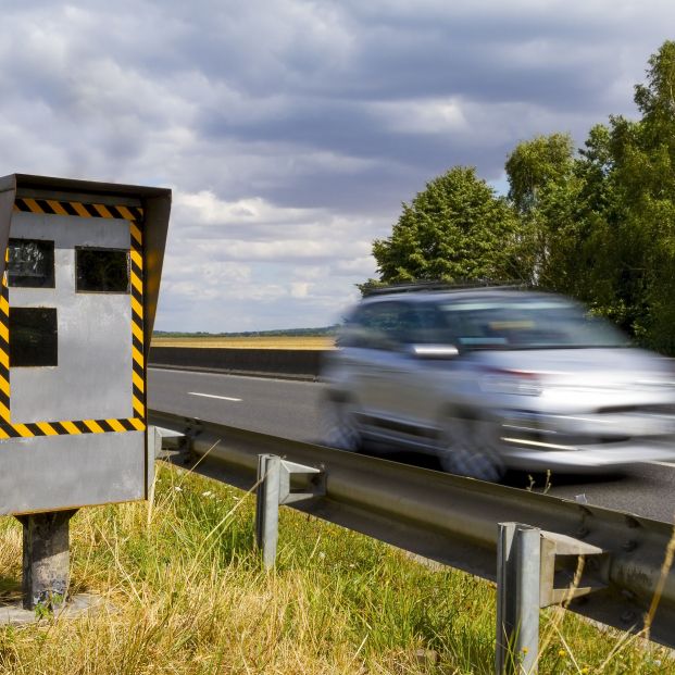 Retiran la multa a una mujer por circular a 298 km/h en un tramo de 60 km/h (bigstock)