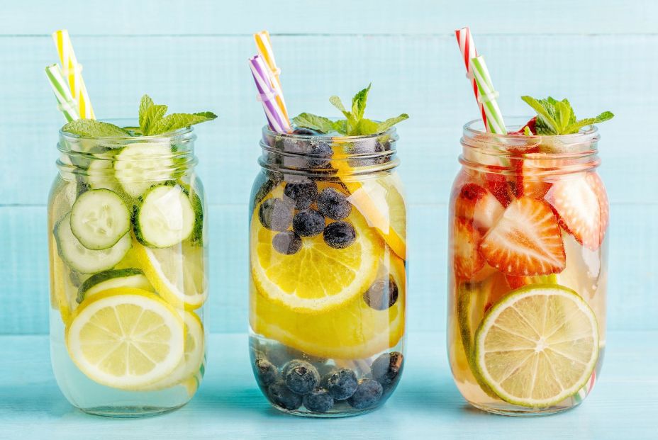 Prepara tus propias bebidas refrescantes para este verano: aguas de frutas