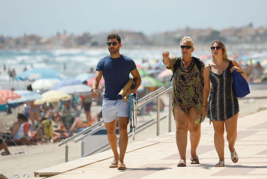 EuropaPress 3808130 tres personas caminan mascarilla paseo maritimo playa manga primer dia no