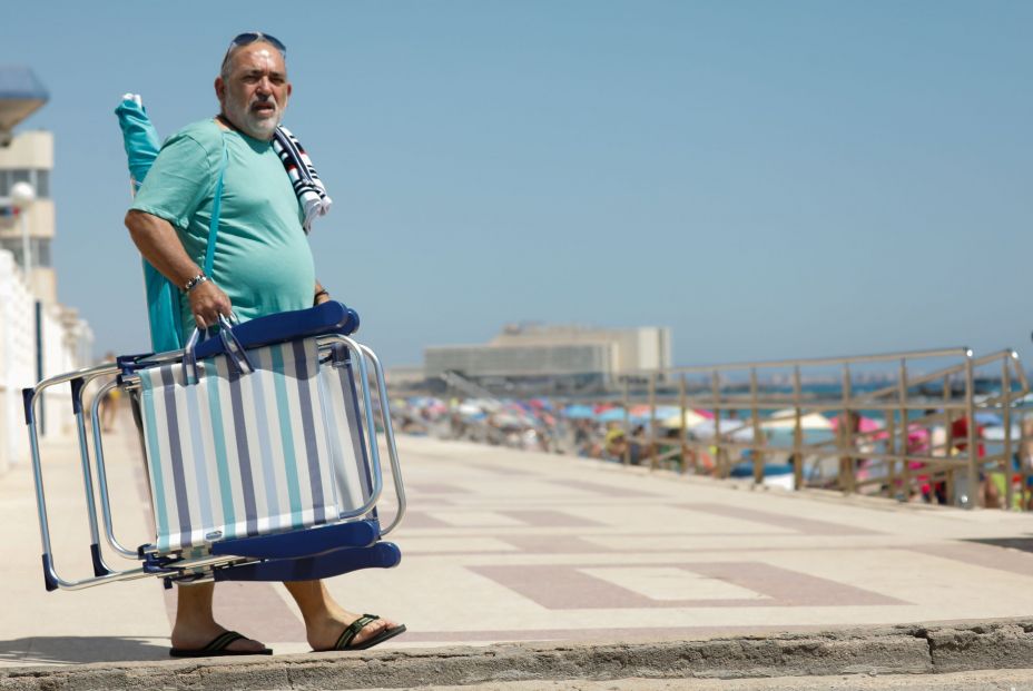 EuropaPress 3808133 hombre mascarilla llegada playa manga primer dia no obligado uso mascarilla