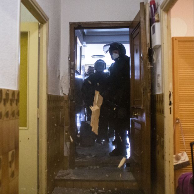 Agentes de la Policía Nacional entran en un domicilio ocupado para ejecutar un desahucio en Vallecas (Madrid). Alejandro Martínez Vélez / Europa Press.