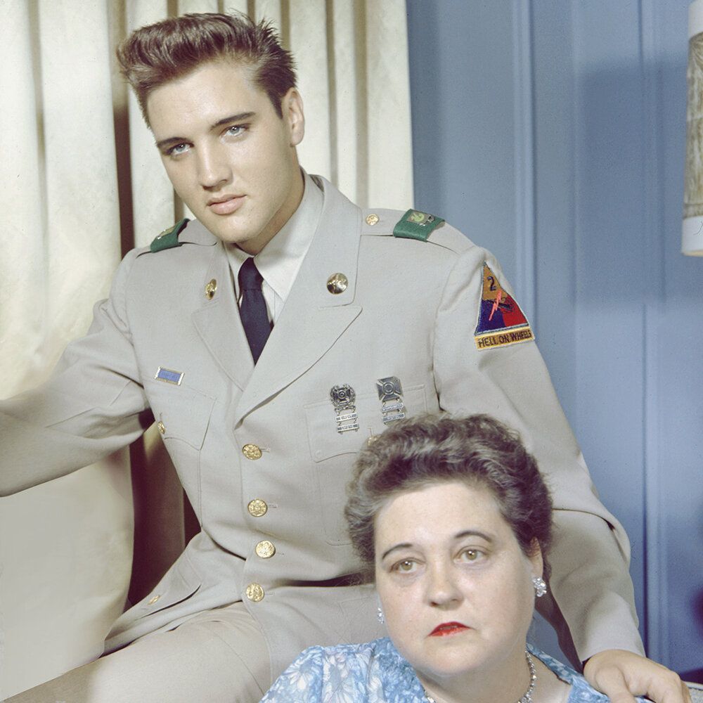 Elvis junto a su madre Gladys. Foto: Twitter @ElvisPresley 