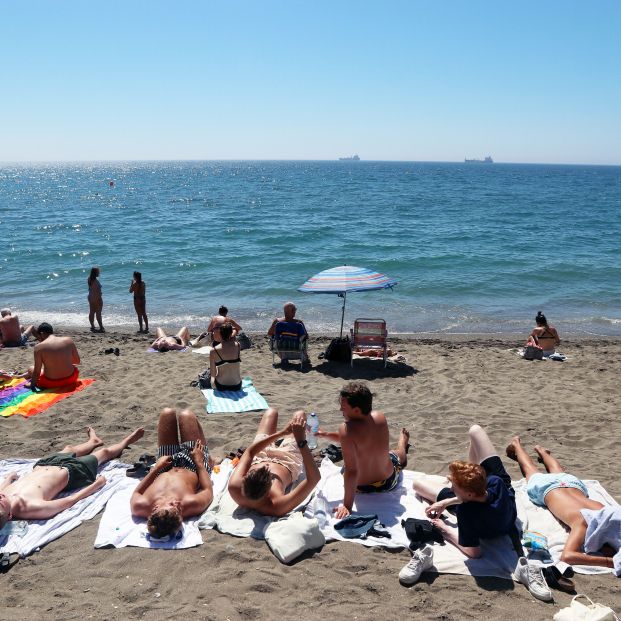 EuropaPress 3872034 banistas turistas disfrutan dia playa malagueta donde hoy conocido noticia