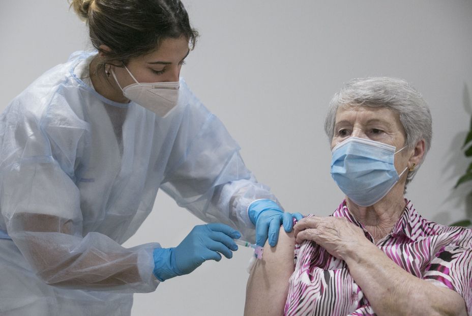 La tercera dosis de la vacuna, a debate: ¿Qué opinan gobiernos, científicos, farmacéuticas y OMS? Foto: Europa Press