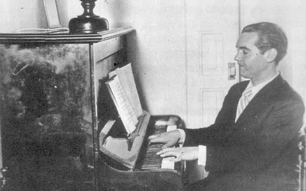Federico García Lorca, tocando en su piano