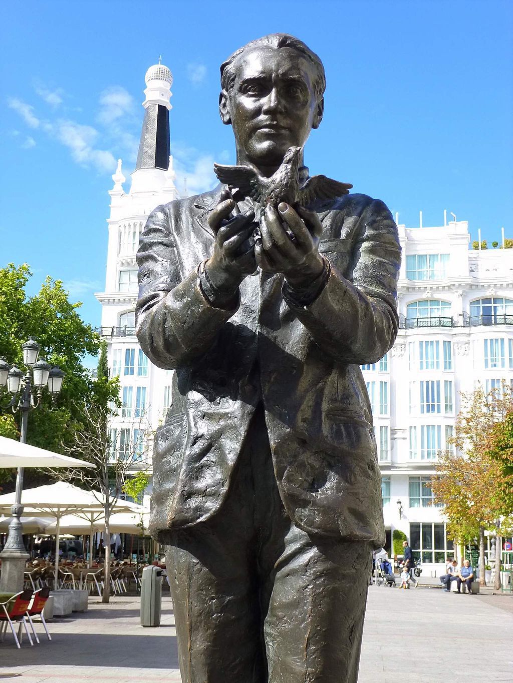 Estatua de Fedriico García Lorca en la plaza de Santa Ana de Madrid. Foto  Wikipedia