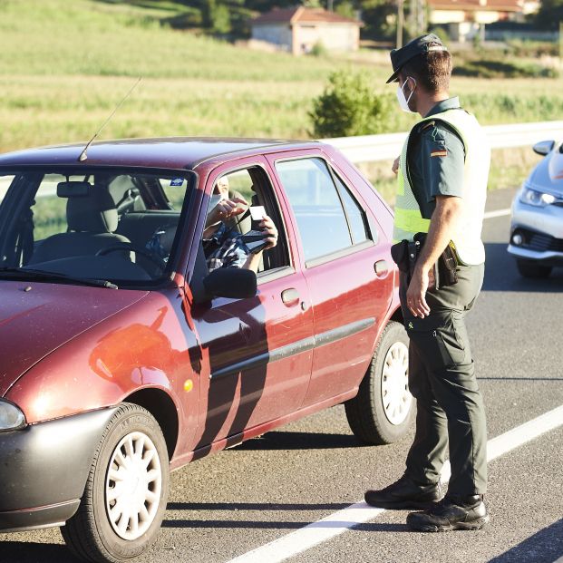 Cuidado: la DGT te puede multar con 3.004 euros si no llevas este documento en el coche. Foto: Europa Press