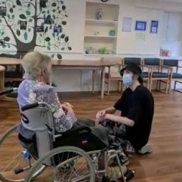 Un adolescente con autismo enseña a bailar 'popping' a un hombre de 101 años