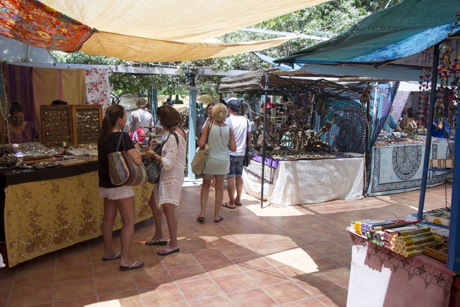 Septiembre, el mes ideal para visitar Ibiza: mercadillo hipie