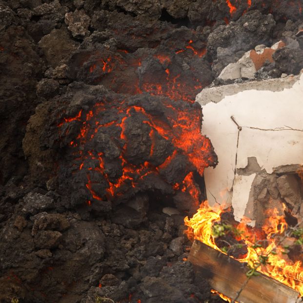 Conmovedor: un anciano de La Palma solo rescata un álbum de fotos de casa antes de que llegue la lava