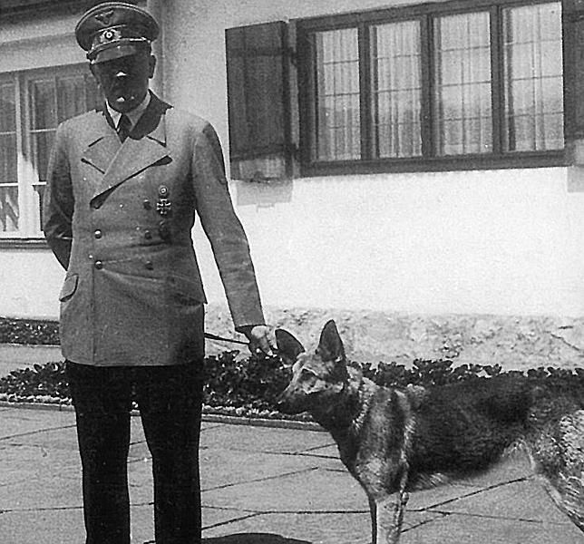 Hitler y su perra Blondi