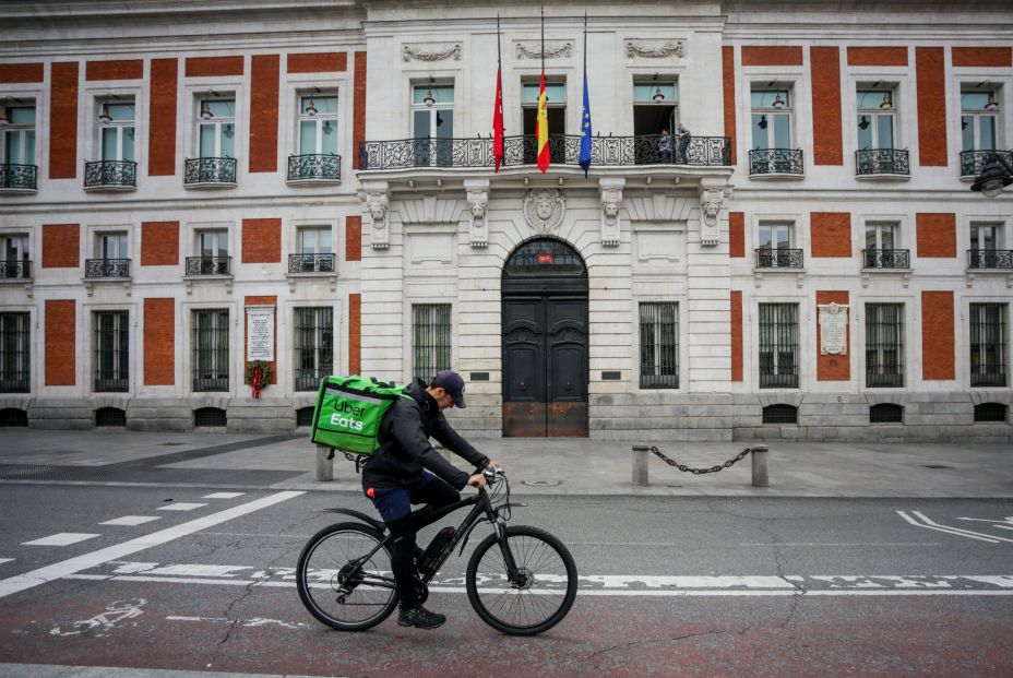 EuropaPress 2847279 rider uber eats circula puerta sol madrid espana 19 abril 2020