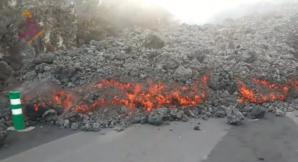 Las coladas de lava logran llegar a La Laguna. Foto del Instituto Vulcanológico de Canarias (Involcan)