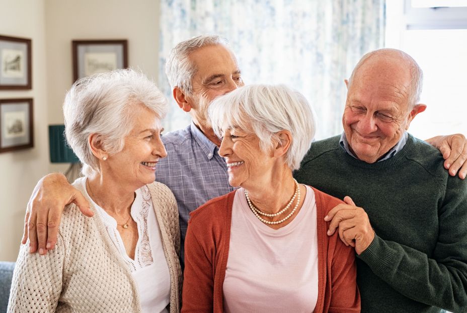 Las relaciones sociales son muy importantes para la felicidad de los mayores, según un estudio