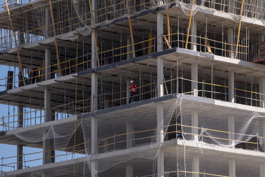 EuropaPress 4037824 obrero trabaja construccion edificio ubicado capital 27 octubre 2021 madrid