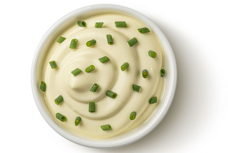 Alternativas a la mayonesa para tus platos: salsa yogur con cebollino