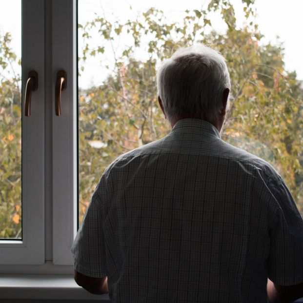 Comunidades de toda España, en pie contra la soledad de las personas mayores. Foto: Bigstock