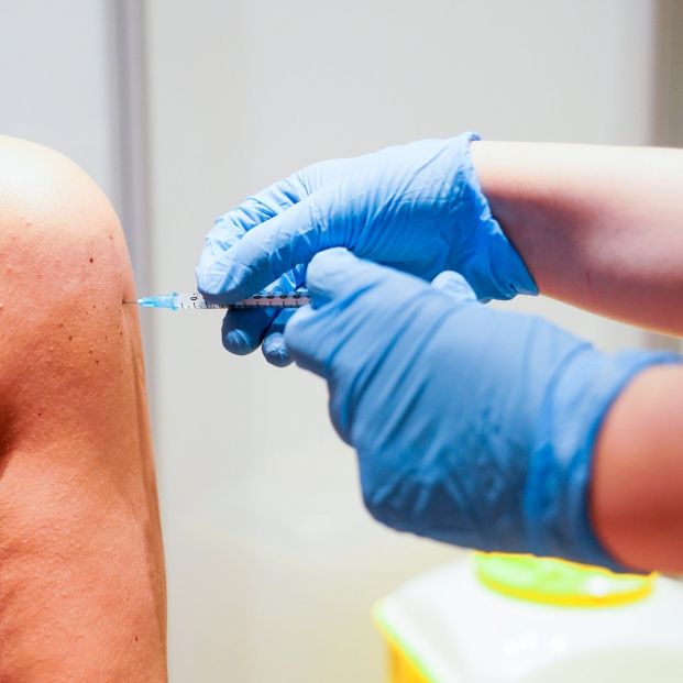 Pfizer anuncia que tres dosis de su vacuna pueden neutralizar a la variante ómicron