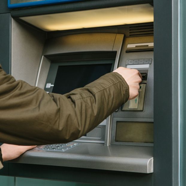 Consejos para evitar ser atracado al sacar dinero del banco