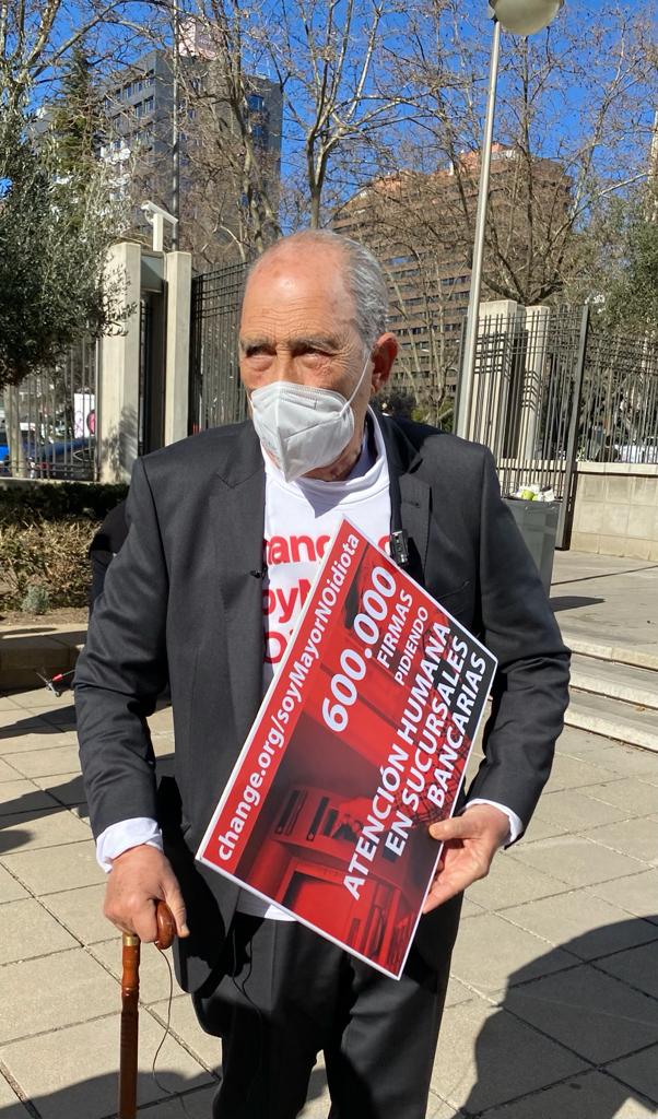 Carlos San Juan con carteles campaña