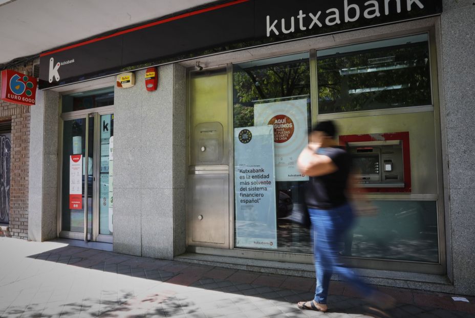 EuropaPress 3261226 persona pasa exterior sucursal banco kutxabank calle oca madrid madrid