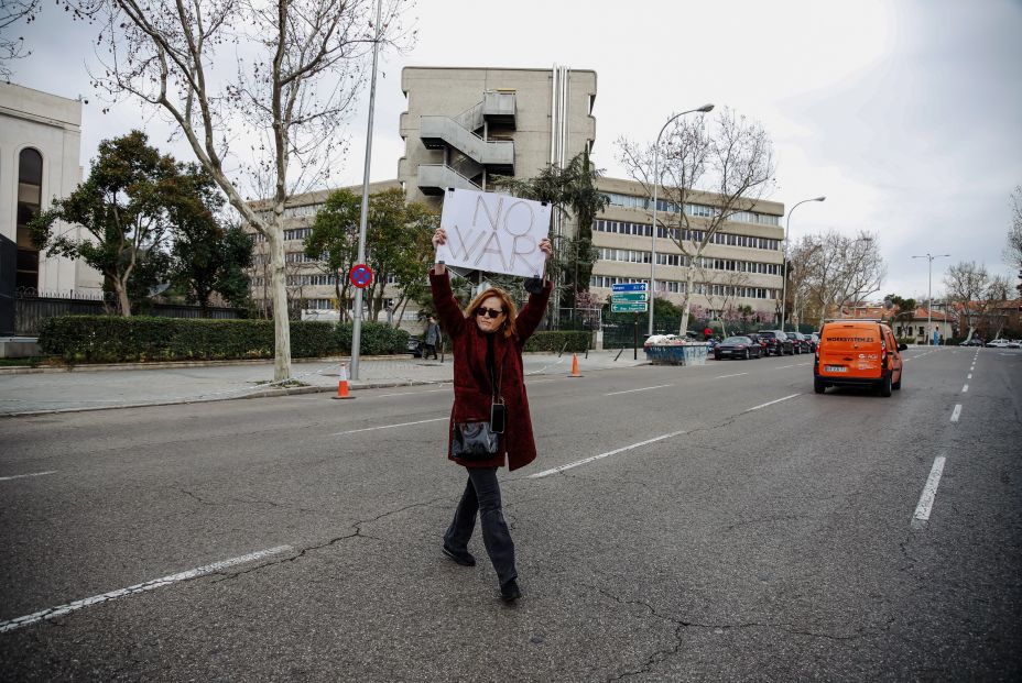 EuropaPress 4271661 mujer sostiene pancarta mensaje no war concentracion embajada rusa madrid