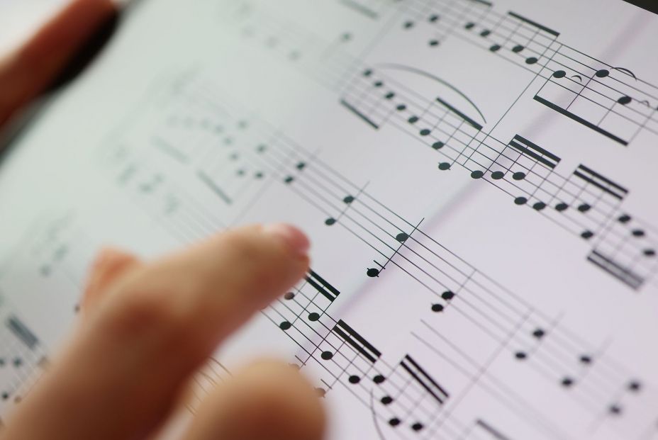 ¿Qué beneficios aporta escuchar música clásica?