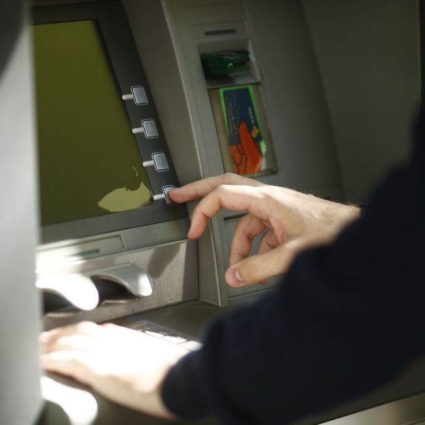 Sacar dinero en cajeros automáticos: 10 consejos para hacerlo de forma segura. Foto: Europa Press