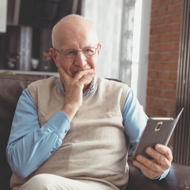 Hombre mayor con el móvil